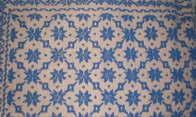 Tappeto chiaro con stelle azzurre ripetute