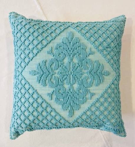 Cuscino azzurro con decoro a rilievo a forma di rombo