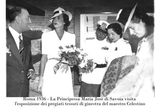 Fotografia d'epoca in bianco e nero: la Principessa Maria José di Savoia in visita a un'esposizione di tessuti